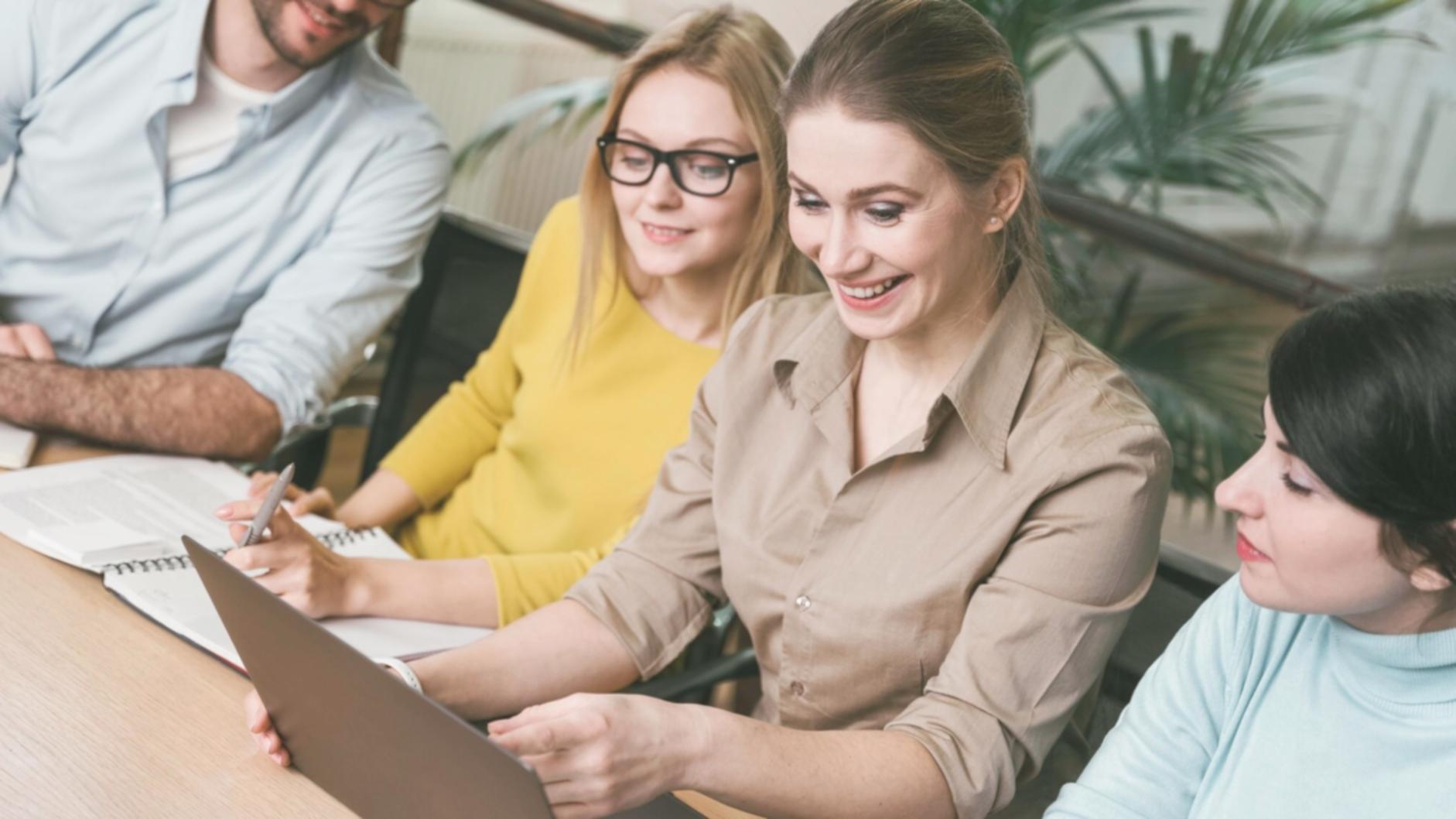 Teamwork und Zusammenarbeit bei der Entwicklung von Finanzlösungen