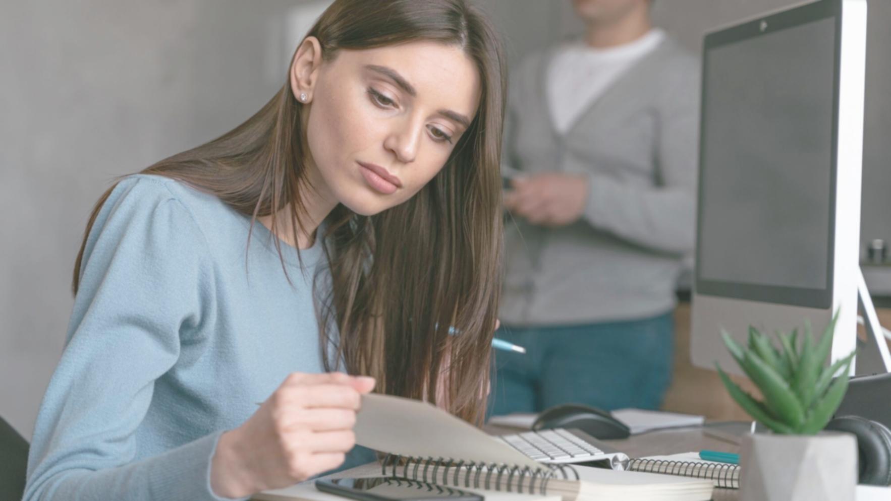 Finanzanalyse und Beratungsdokumente auf einem Schreibtisch